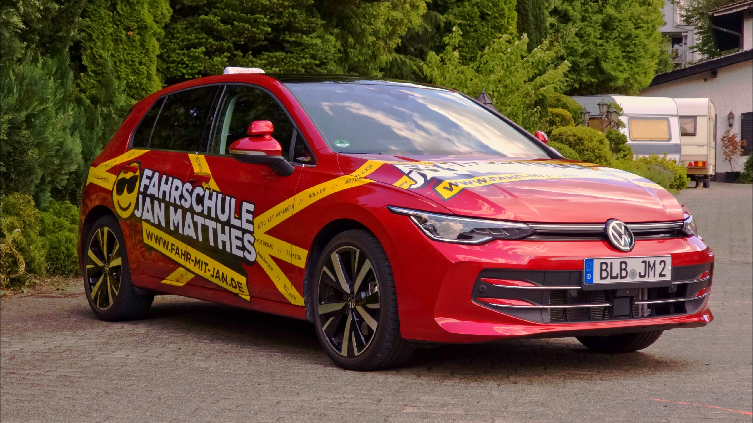 Rotes VW Golf 8 Fahrschulauto der Fahrschule Jan Matthes in Bad Berleburg für die PKW-Ausbildung