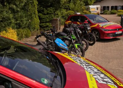 Die komplette Fahrzeugflotte der Fahrschule Jan Matthes in Bad Berleburg mit PKW, Motorrädern und Roller auf einem Hof