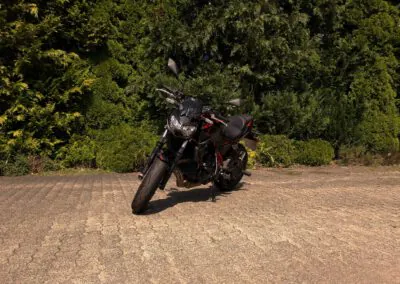 Schwarzes Kawasaki Z650 Motorrad der Fahrschule Jan Matthes in Bad Berleburg für die Motorradausbildung