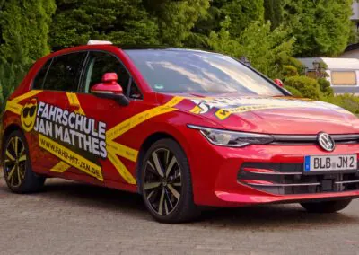 Rotes VW Golf 8 Fahrschulauto der Fahrschule Jan Matthes in Bad Berleburg für die PKW-Ausbildung