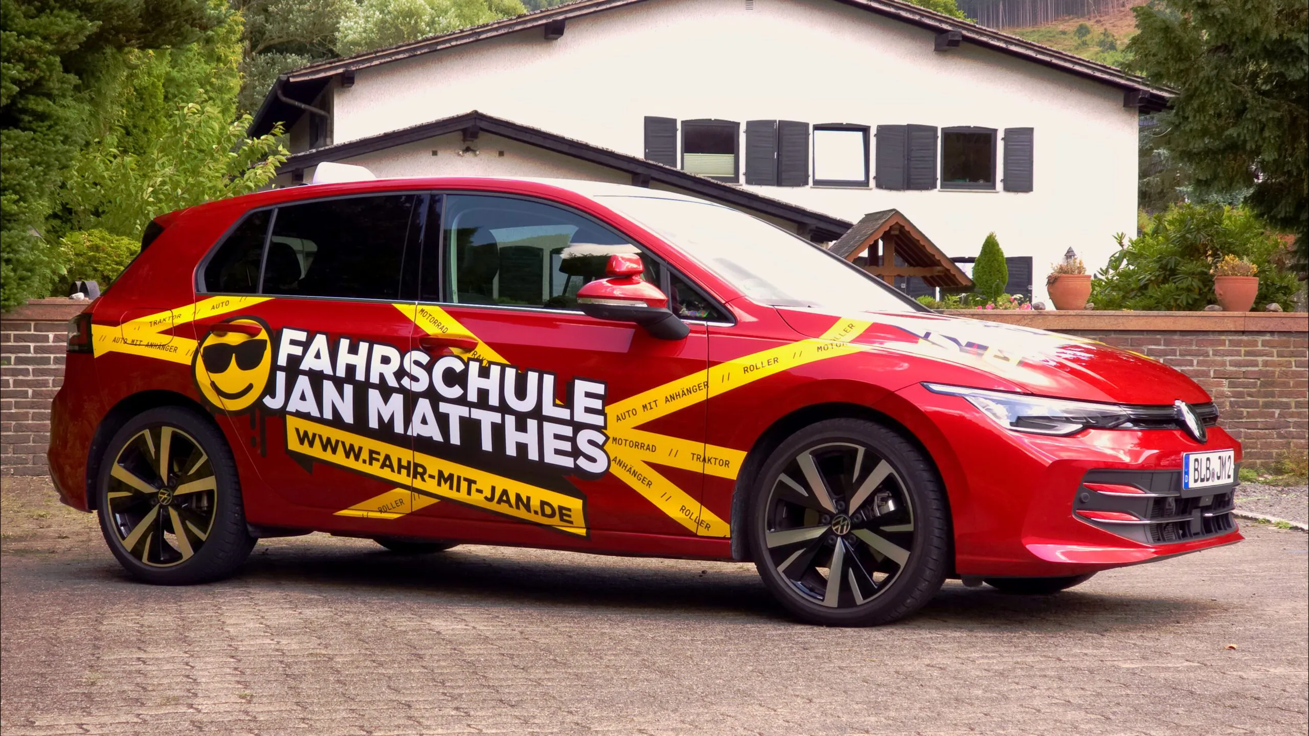 Seitenansicht des roten VW Golf 8 Fahrschulautos der Fahrschule Jan Matthes in Bad Berleburg für die Klassen B und BE