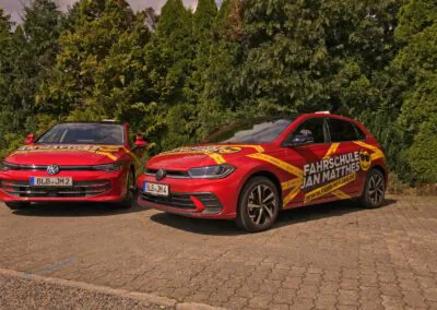 Die roten Fahrschulautos VW Polo und VW Golf der Fahrschule Jan Matthes