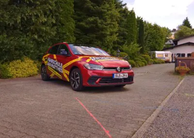 Rotes Fahrschulauto VW Polo VI der Fahrschule Jan Matthes in Bad Berleburg für die PKW-Ausbildung